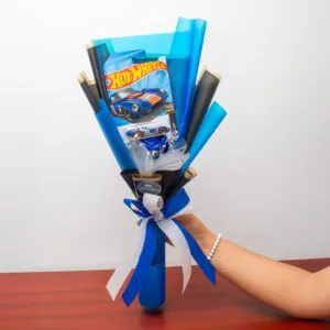 Ramo decorativo temático 🚗 con un auto Hot Wheels exclusivo, ideal para regalos personalizados y fanáticos de los autos.