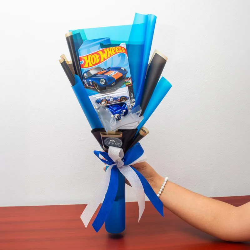 Ramo decorativo temático 🚗 con un auto Hot Wheels exclusivo, ideal para regalos personalizados y fanáticos de los autos.