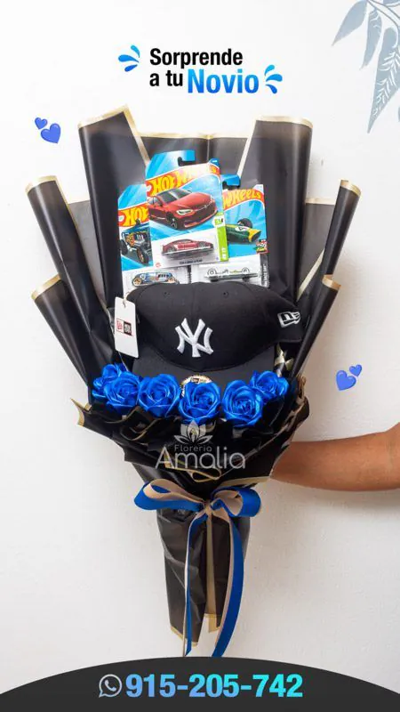Ramo decorativo con autos Hot Wheels, gorra NY y rosas azules, ideal para regalos temáticos y personalizados para hombres.