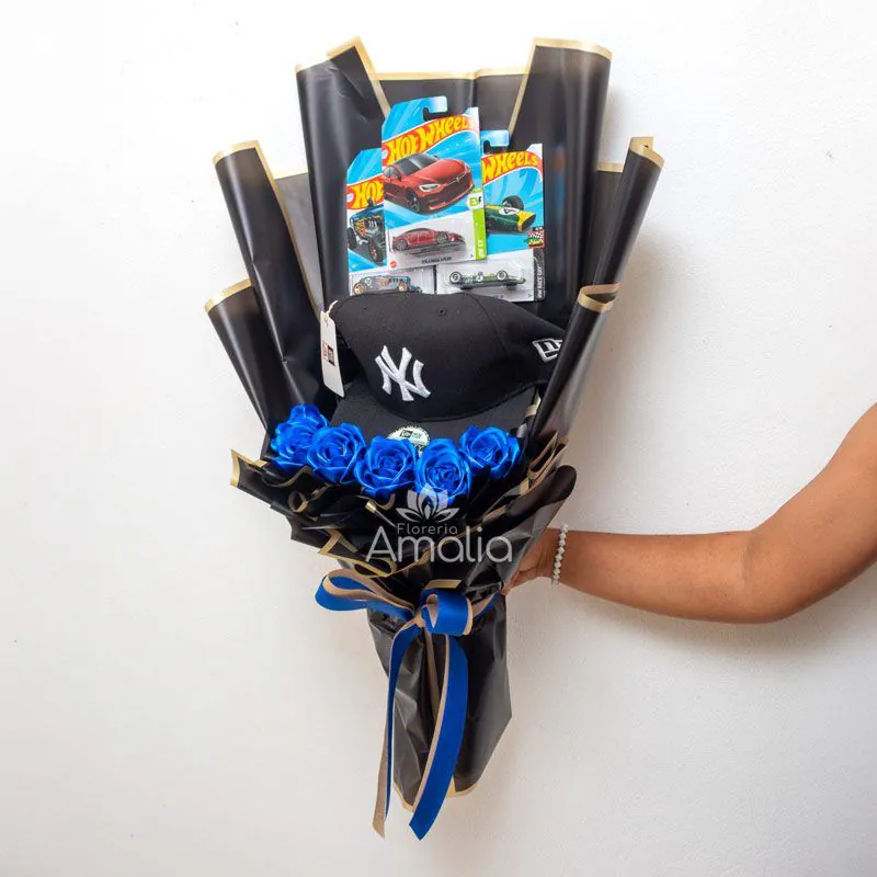 Ramo decorativo con autos Hot Wheels, gorra NY y rosas azules, ideal para regalos temáticos y personalizados para hombres.