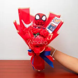 Ramo decorativo temático de Spider-Man con envoltura roja, peluche y diseño personalizado, ideal para fanáticos del superhéroe.