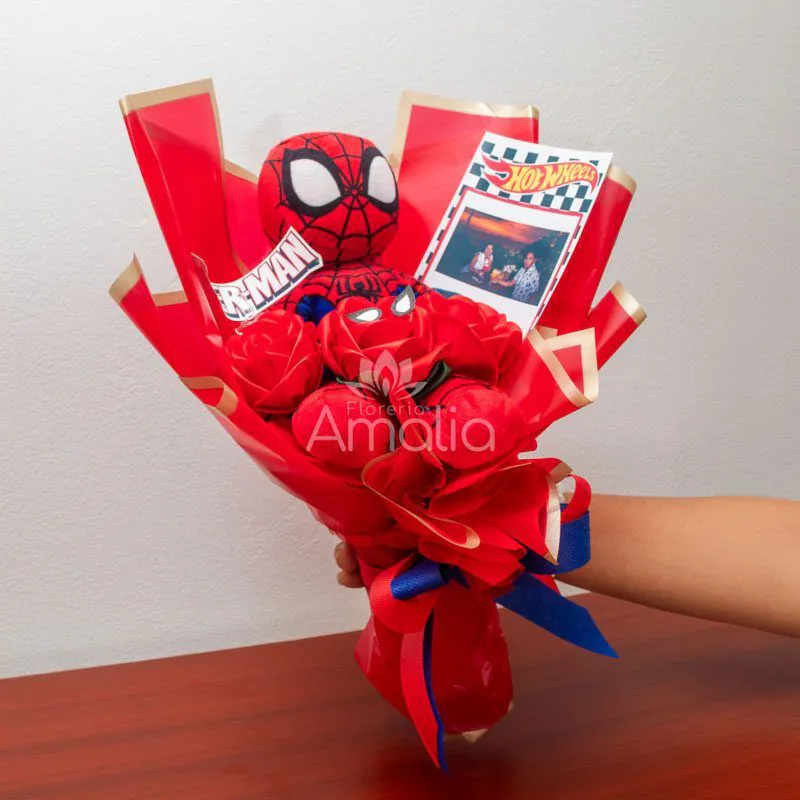 Ramo decorativo temático de Spider-Man con envoltura roja, peluche y diseño personalizado, ideal para fanáticos del superhéroe.