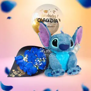 Arreglo con ramo de rosas azules, peluche de Stitch y globo personalizado con mensaje ‘Felicidades Claudia, orgulloso de ti’, ideal para graduaciones o celebraciones especiales.