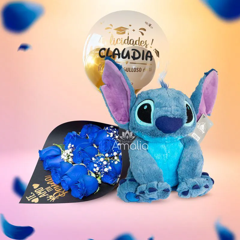 Arreglo con ramo de rosas azules, peluche de Stitch y globo personalizado con mensaje ‘Felicidades Claudia, orgulloso de ti’, ideal para graduaciones o celebraciones especiales.