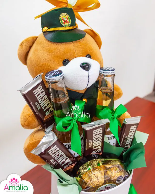 Caja temática personalizada para policías con osito de peluche, cervezas, chocolates y globo ‘Para mi héroe favorito’, ideal para sorprender a héroes especiales.