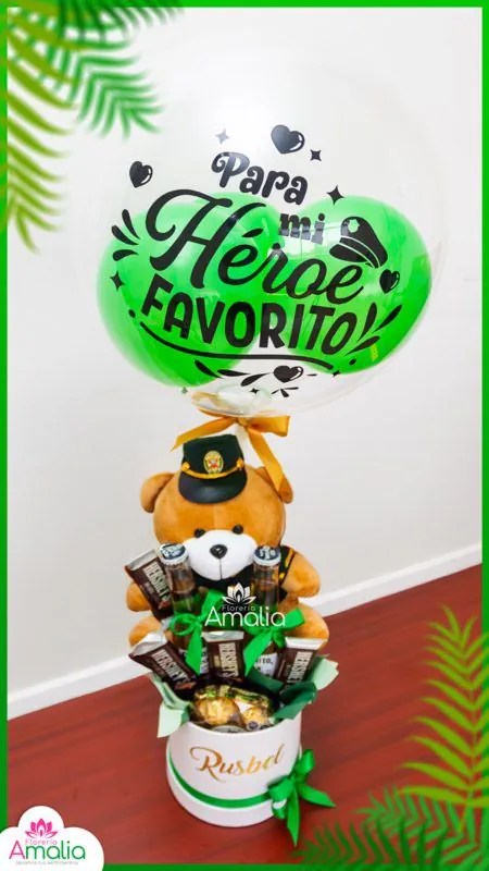 Caja temática personalizada para policías con osito de peluche, cervezas, chocolates y globo ‘Para mi héroe favorito’, ideal para sorprender a héroes especiales.