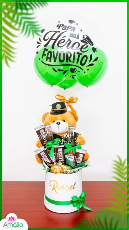 Caja temática personalizada para policías con osito de peluche, cervezas, chocolates y globo ‘Para mi héroe favorito’, ideal para sorprender a héroes especiales.