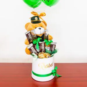 Caja temática personalizada para policías con osito de peluche, cervezas, chocolates y globo ‘Para mi héroe favorito’, ideal para sorprender a héroes especiales.