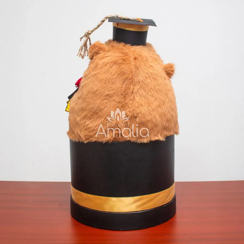 Caja de graduación personalizada con peluche de capibara, dulces variados y mensaje especial, ideal para celebrar logros académicos.