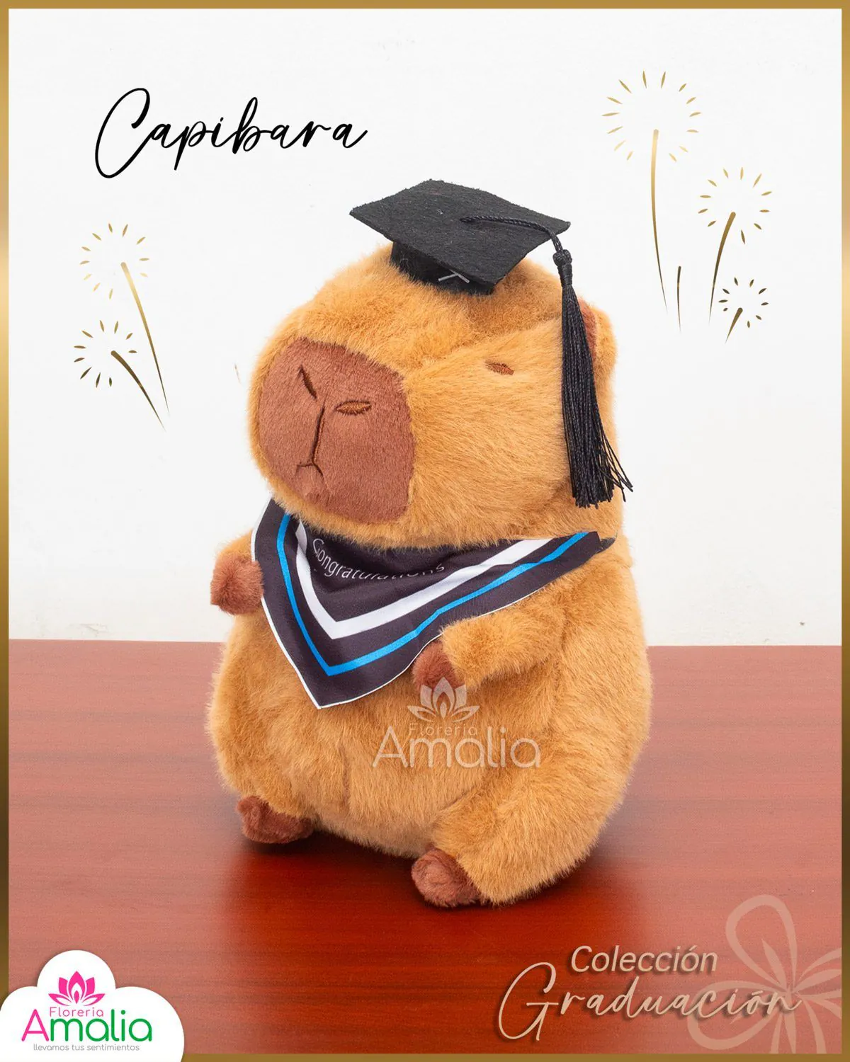 Peluche de capibara con birrete de graduación y pañuelo decorativo.