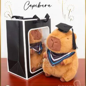 Peluche de capibara con birrete de graduación y pañuelo decorativo.