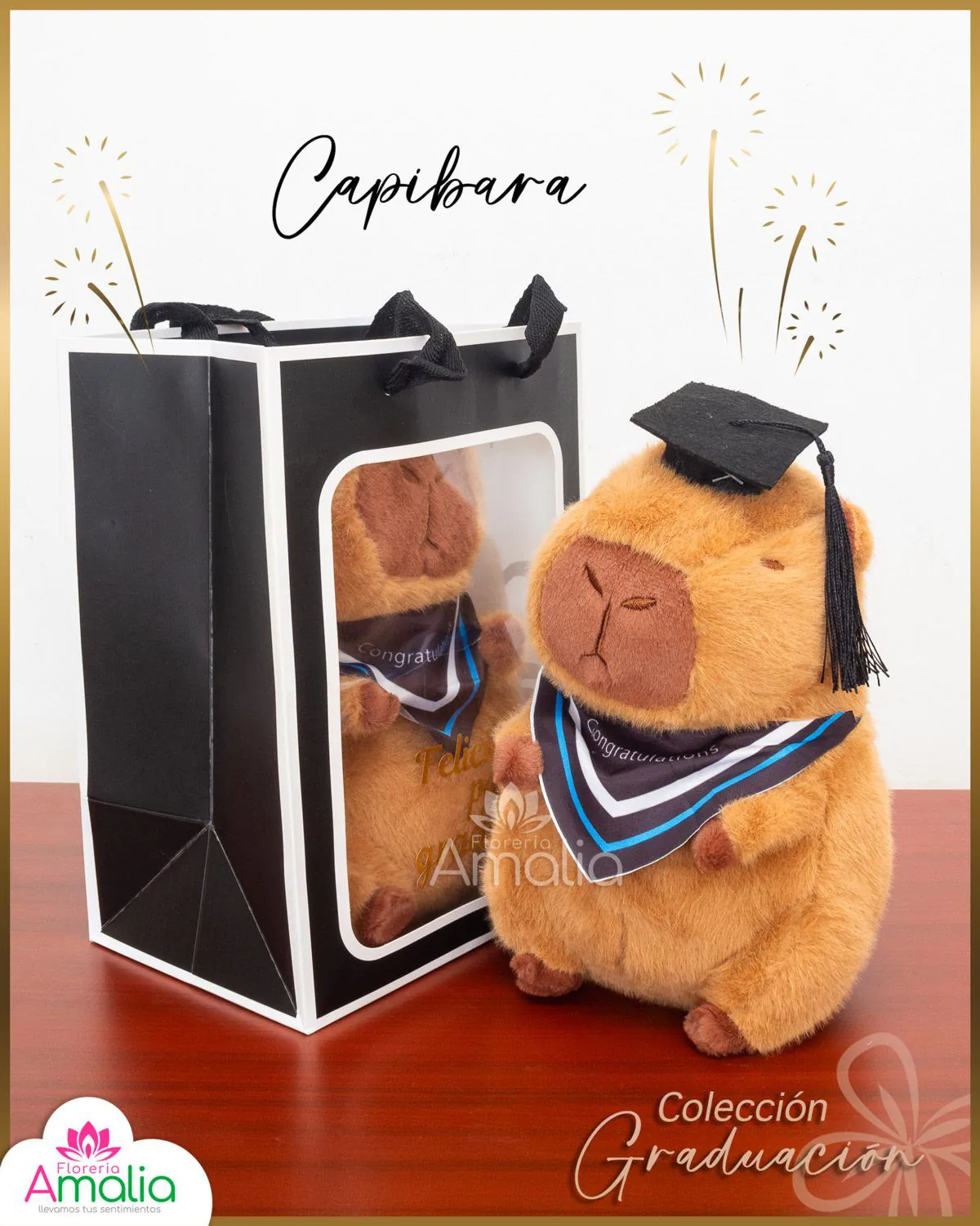 Peluche de capibara con birrete de graduación y pañuelo decorativo.