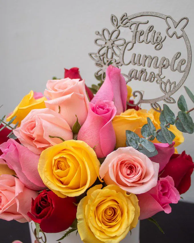 Caja personalizada con rosas multicolores y mensaje de cumpleaños, ideal para celebraciones especiales.