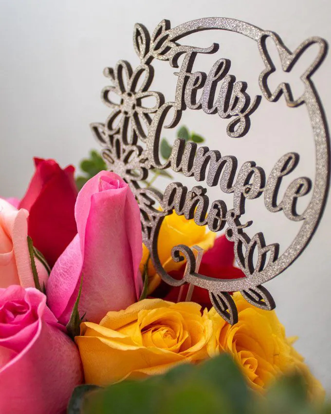 Caja personalizada con rosas multicolores y mensaje de cumpleaños, ideal para celebraciones especiales.