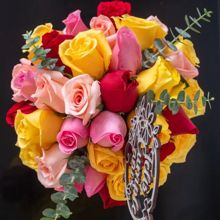 Caja personalizada con rosas multicolores y mensaje de cumpleaños, ideal para celebraciones especiales.