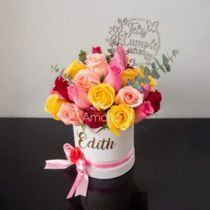 Caja personalizada con rosas multicolores y mensaje de cumpleaños, ideal para celebraciones especiales.