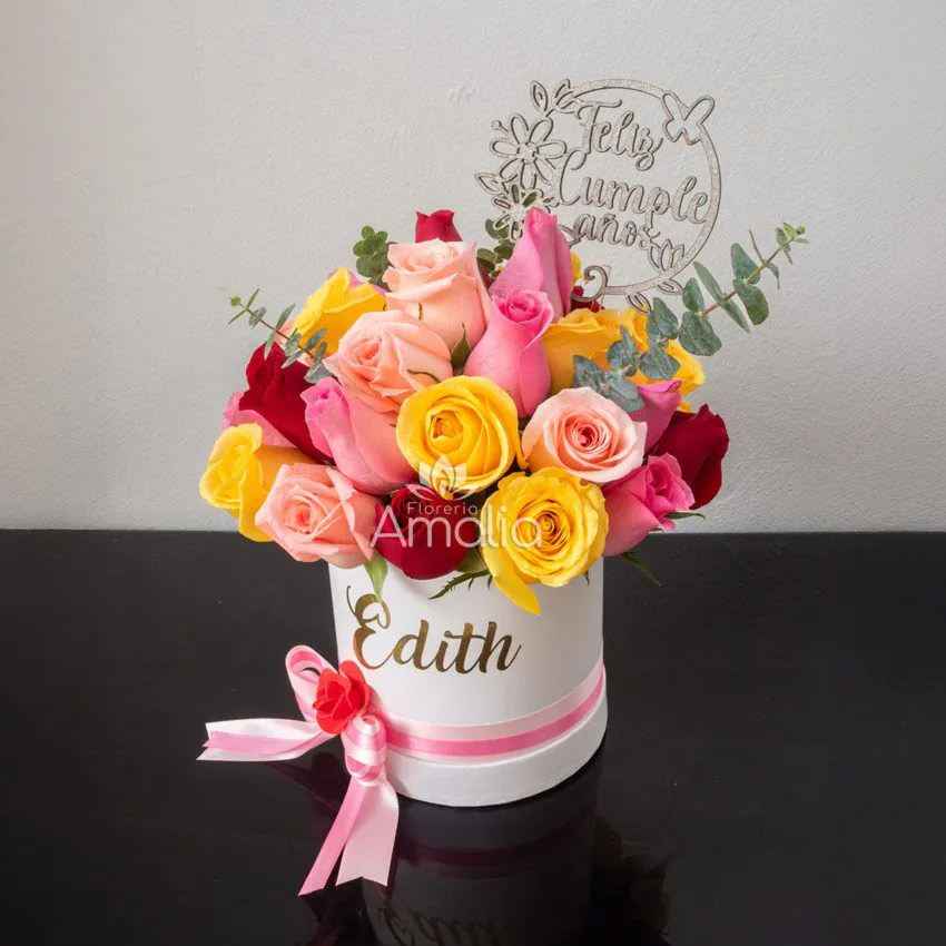 Caja personalizada con rosas multicolores y mensaje de cumpleaños, ideal para celebraciones especiales.