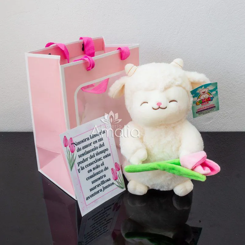 Set romántico con ramo de tulipanes rosados, peluche de oveja blanca y tarjeta personalizada en bolsa decorativa.