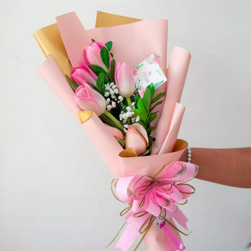 Set romántico con ramo de tulipanes rosados, peluche de oveja blanca y tarjeta personalizada en bolsa decorativa.