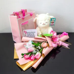 Set romántico con ramo de tulipanes rosados, peluche de oveja blanca y tarjeta personalizada en bolsa decorativa.