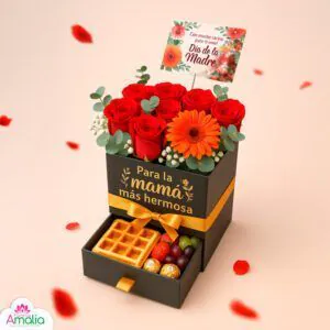 Caja regalo elegante para el Día de la Madre con flores naturales, waffle, frutas y bombones de Ferrero Rocher de Florería Amalia