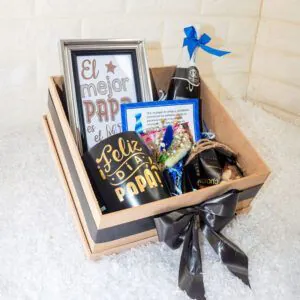 🎁 Caja de regalo para papá con vino, taza personalizada, cuadro decorativo y chocolates.