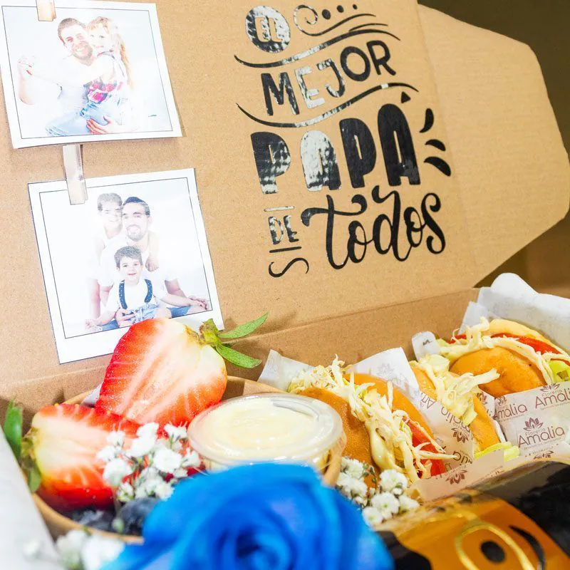 Desayuno sorpresa para el Día del Padre con mini sándwiches, frutas frescas y mensaje “El mejor papá de todos”