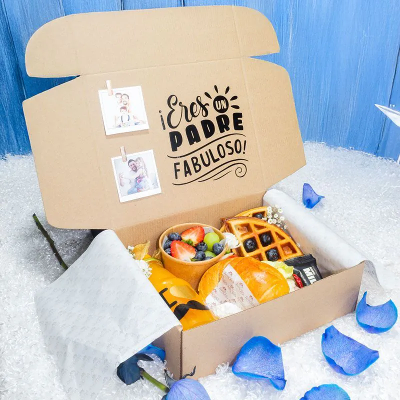 Desayuno sorpresa Día del Padre con waffles, frutas y mensaje personalizado “Eres un Padre Fabuloso”.