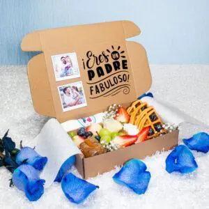Desayuno sorpresa para papá con mensaje “¡Eres un padre fabuloso!”, waffles, frutas frescas y pétalos de rosas azules.
