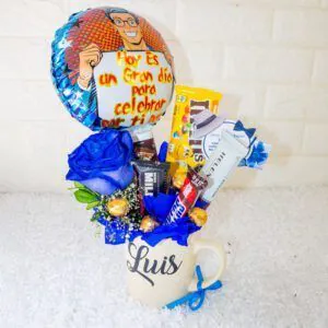 Detalle Día del Padre: taza personalizada con rosa azul, globo y surtido de chocolates.