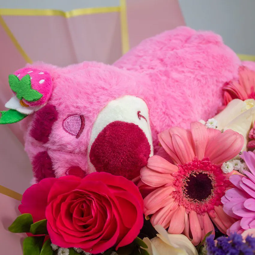 Arreglo con globo burbuja “Feliz Día de la Novia”, peluche rosado y bouquet de gerberas y rosas en tonos pastel.