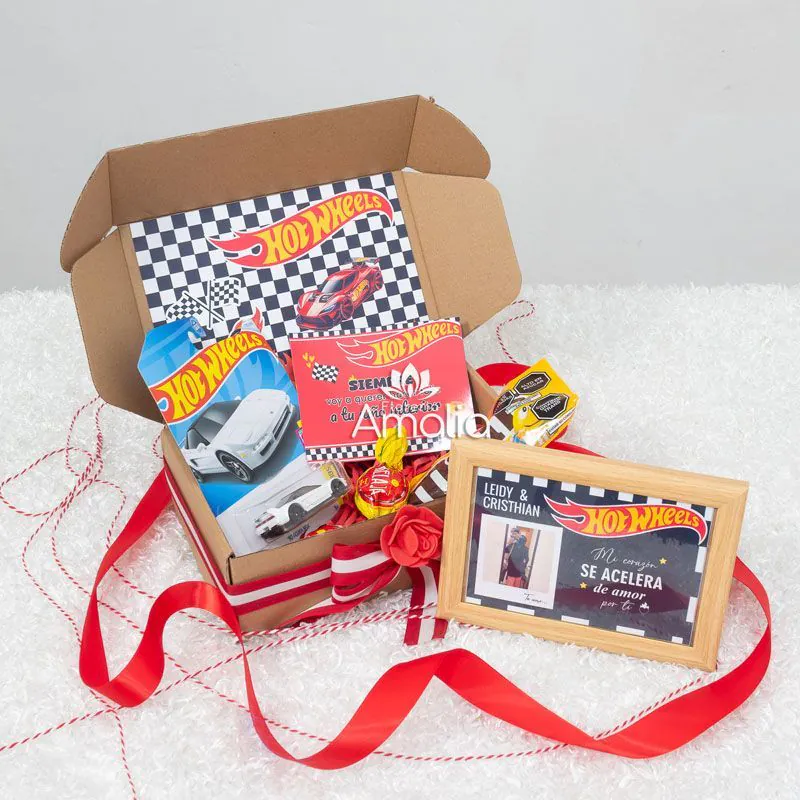 Regalo Hot Wheels en caja sorpresa con marco personalizado y dulces