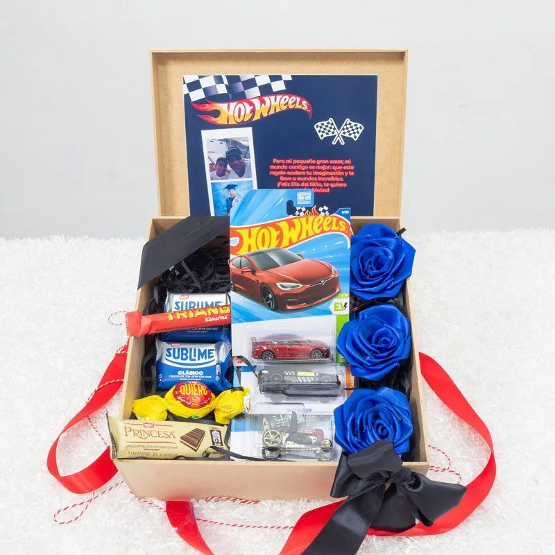 Box Hot Wheels con autos coleccionables, rosas azules y chocolates en caja regalo