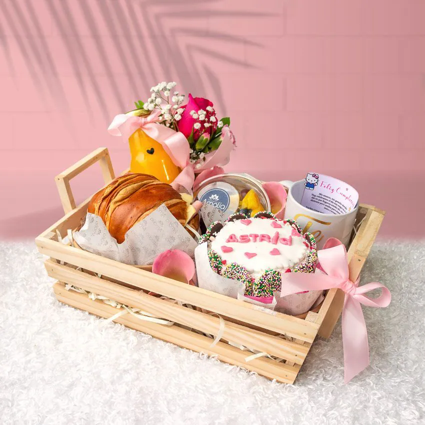 Desayuno sorpresa en fuente de madera con mini torta personalizada, pan brioche, jugo, frutas, taza y mini florero – Florería Amalia.