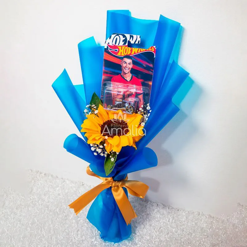 Bouquet fútbol con Hot Wheels y girasol, papel azul y lazo dorado – Florería Amalia