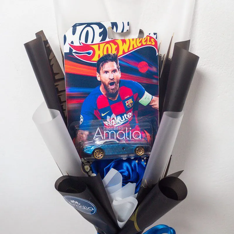 Bouquet Messi con Hot Wheels en escenario deportivo – regalo para hombre o niño