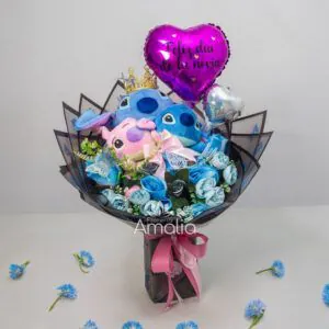 Ramo con peluches Stitch y Angel, rosas azules, mariposas brillantes y globo corazón “Feliz Día de la Novia”.