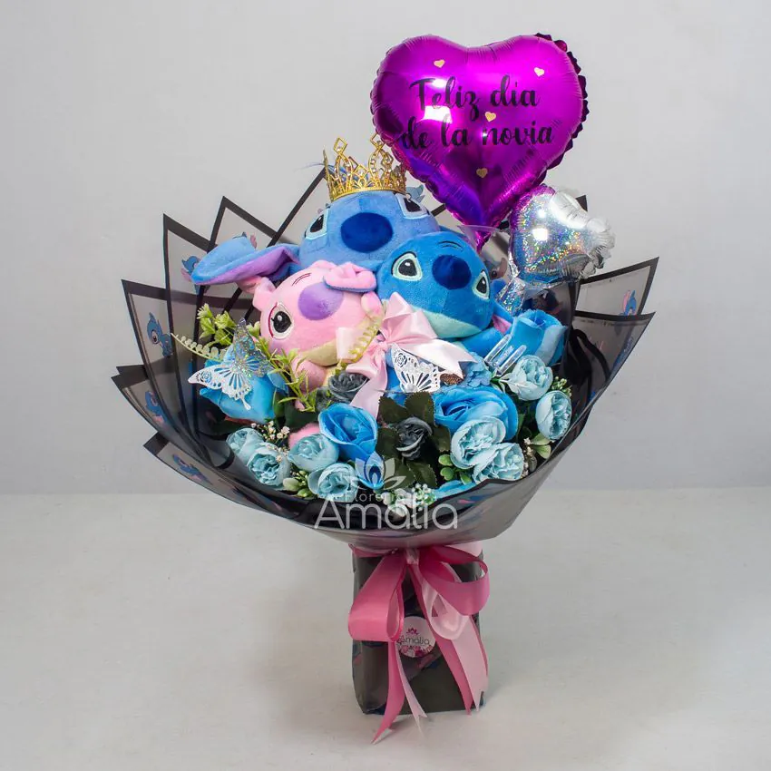 Ramo con peluches Stitch y Angel, rosas azules, mariposas brillantes y globo corazón “Feliz Día de la Novia”.