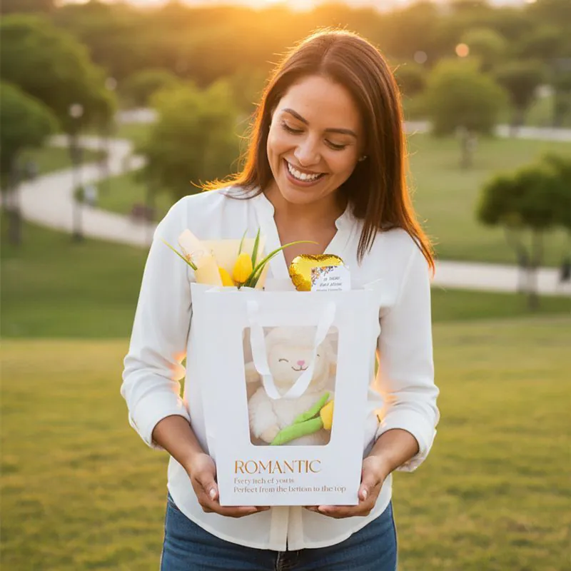 Regalo de flores amarillas con peluche alpaca en bolsa romántica – lifestyle