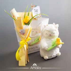 Bolsa romántica con peluche de alpaca y tulipanes amarillos – Florería Amalia