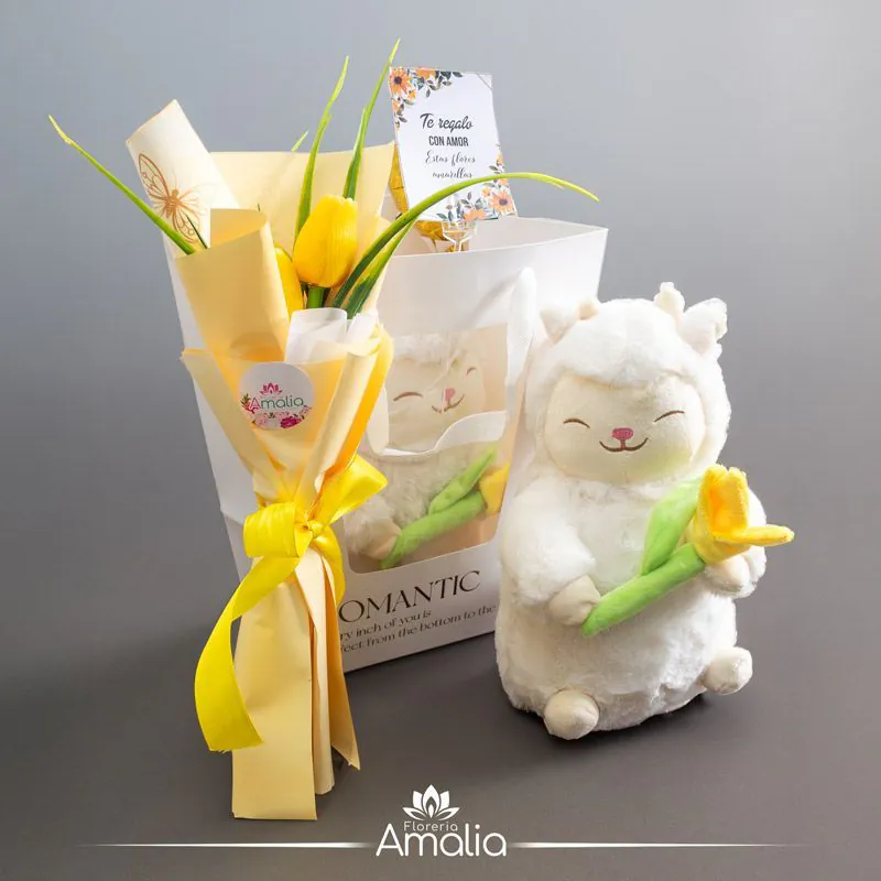 Bolsa romántica con peluche de alpaca y tulipanes amarillos – Florería Amalia