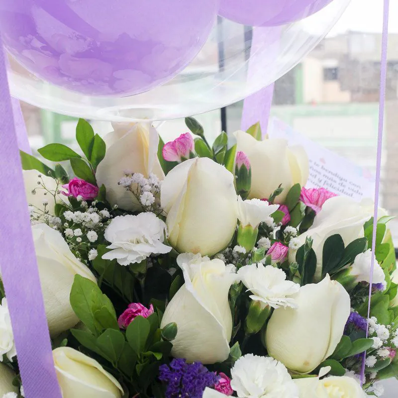 Detalle de rosas blancas y flores complementarias en box lila