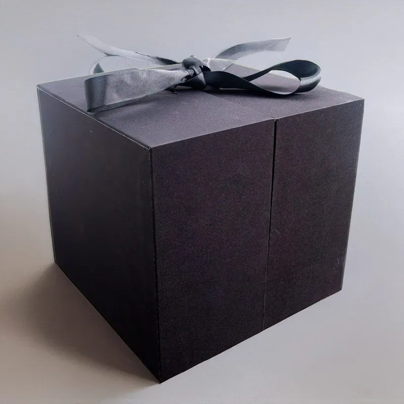 Caja regalo negra cerrada con moño para flores amarillas – presentación premium