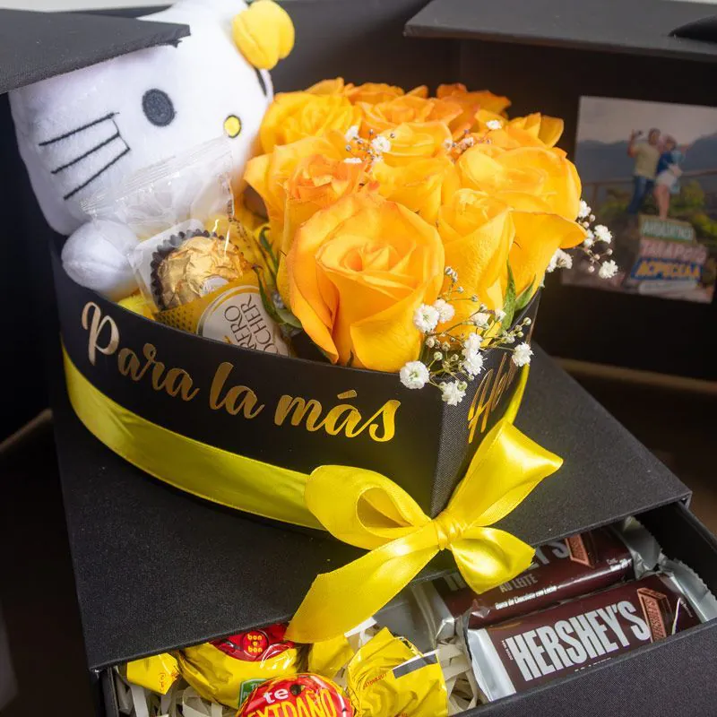 Corazón de rosas amarillas en caja sorpresa negra con listón amarillo