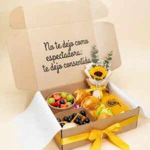 Desayuno con flores amarillas y girasol, waffles con arándanos, fruta fresca y jugo en caja de regalo