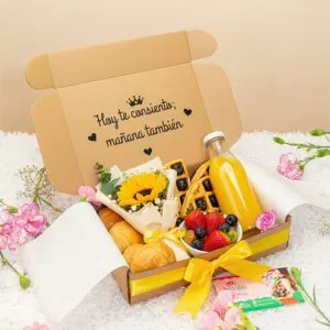 Desayuno sorpresa con flores amarillas y girasol, waffles, frutas y jugo