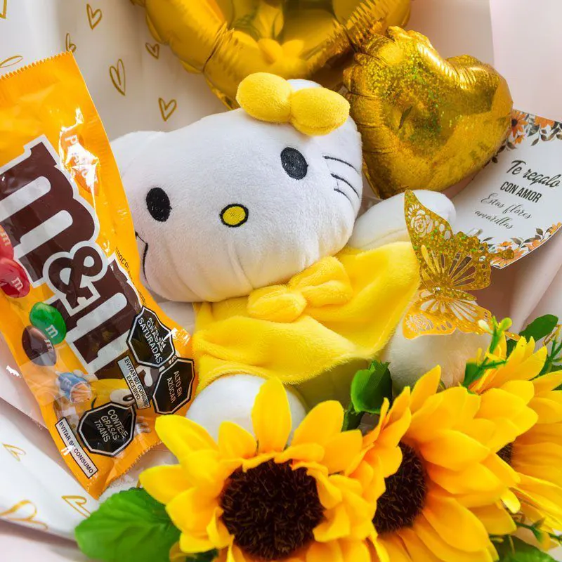 Detalle del ramo Hello Kitty amarillo con girasoles y M&M’s
