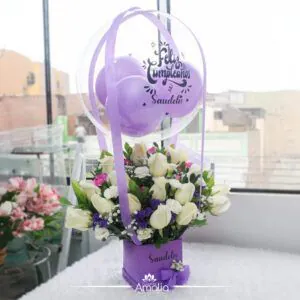 Detalle de rosas blancas y flores complementarias en box lila