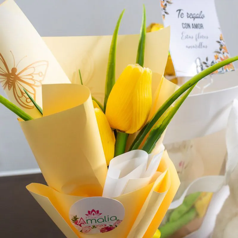 Detalle de tulipanes amarillos y envoltura mariposas – Florería Amalia