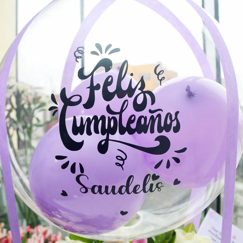 Arreglo de rosas blancas con globo burbuja lila personalizado “Feliz cumpleaños”